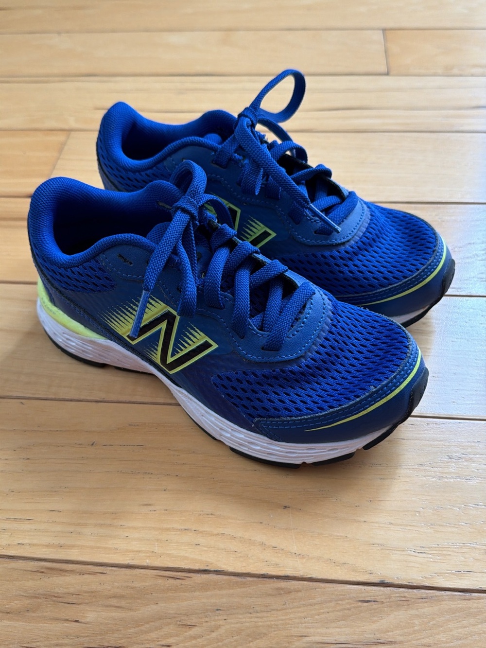 New Balance Blue Kids Sneakers with Lime Highlights